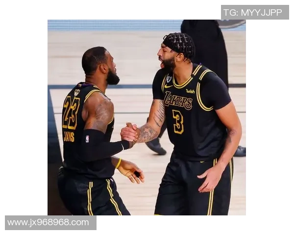 湖人对决热火奥巴马现场激情四溢球迷热情高涨的精彩瞬间